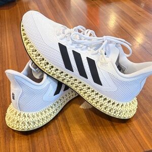 NWOT Adidas 4DFWD 2 men’s sz 11.5